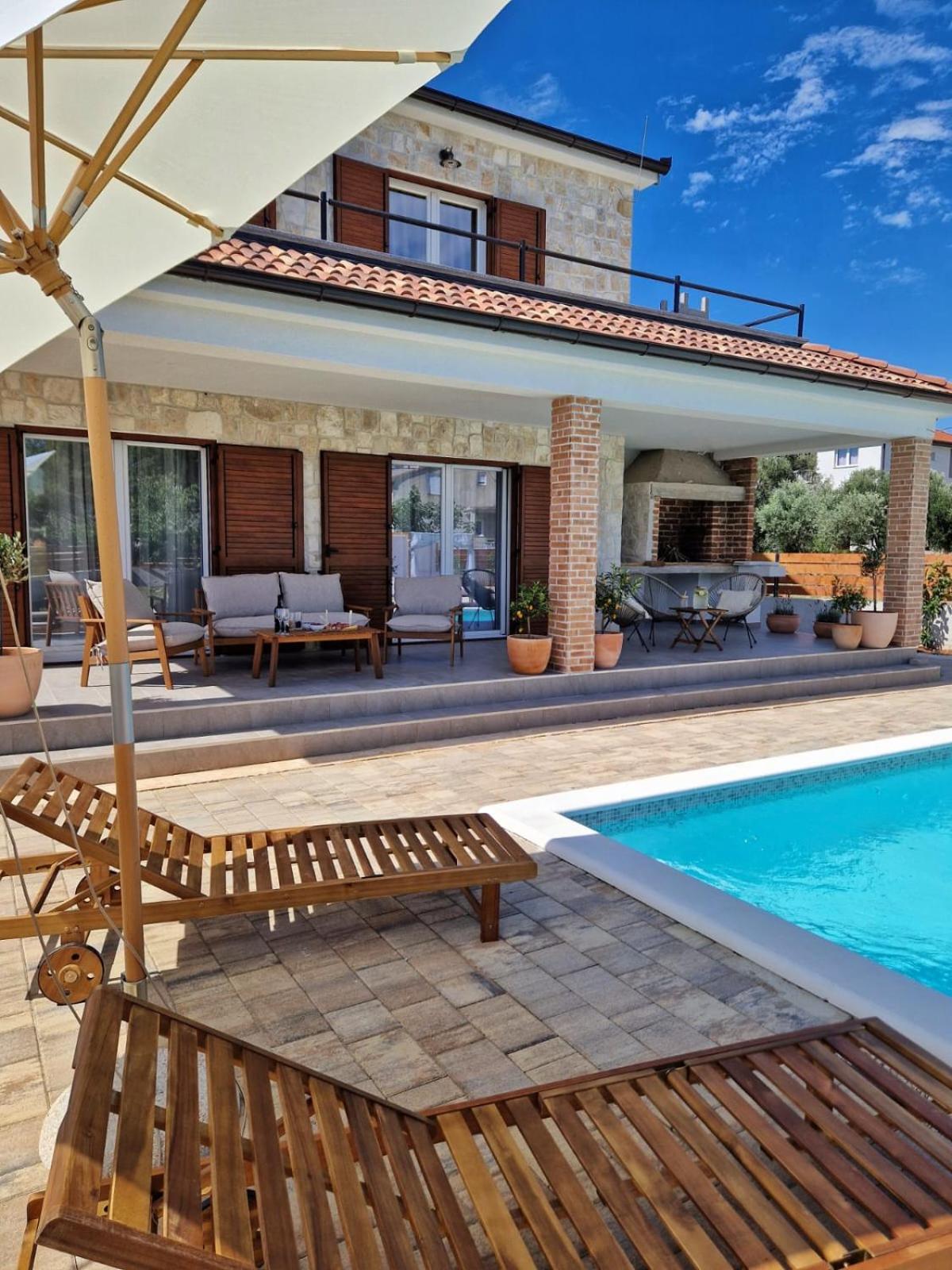 Rustic House Konfidenca Villa